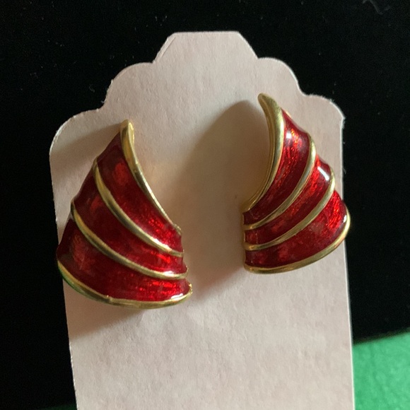 Vintage Red and gold tone 1” wing like enamel pierced earrings - Picture 4 of 4